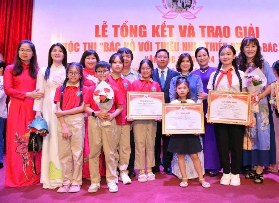 Học sinh Chu Văn An 8Day - trang web uy tín đăng ký & đăng nhập dễ dàng vinh dự nhận giải cuộc thi 'Bác Hồ với Thiếu nhi'