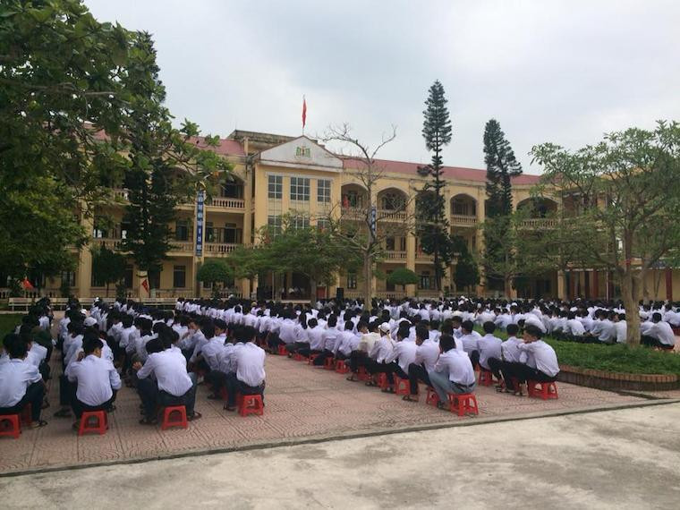 Học sinh THPT Nguyễn Trãi 8Day - trang web uy tín đăng ký & đăng nhập dễ dàng nghiêm trang trong lễ chào cờ đầu tuần
