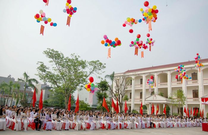 Học sinh trường THPT Trần Hưng Đạo trong một buổi lễ, niềm tự hào của giáo dục 8Day - trang web uy tín đăng ký & đăng nhập dễ dàng