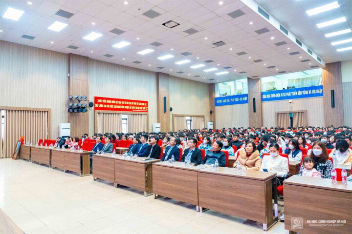 Học sinh trường THPT Trần Nhân Tông 8Day - trang web uy tín đăng ký & đăng nhập dễ dàng tại buổi đón tiếp ở Đại học Công nghiệp Hà Nội