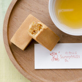 Hộp bánh dứa Sunny Hills với bao bì tinh tế, 8DAY com đăng nhập chua thanh.