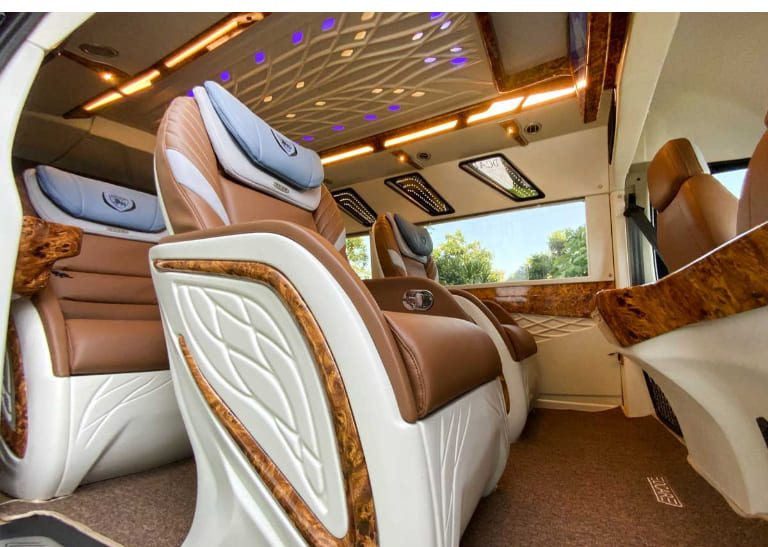 Hộp y tế và búa phá kính khẩn cấp trên xe limousine Hoàng Long tuyến Thanh Hóa 8Day - trang web uy tín đăng ký & đăng nhập dễ dàng