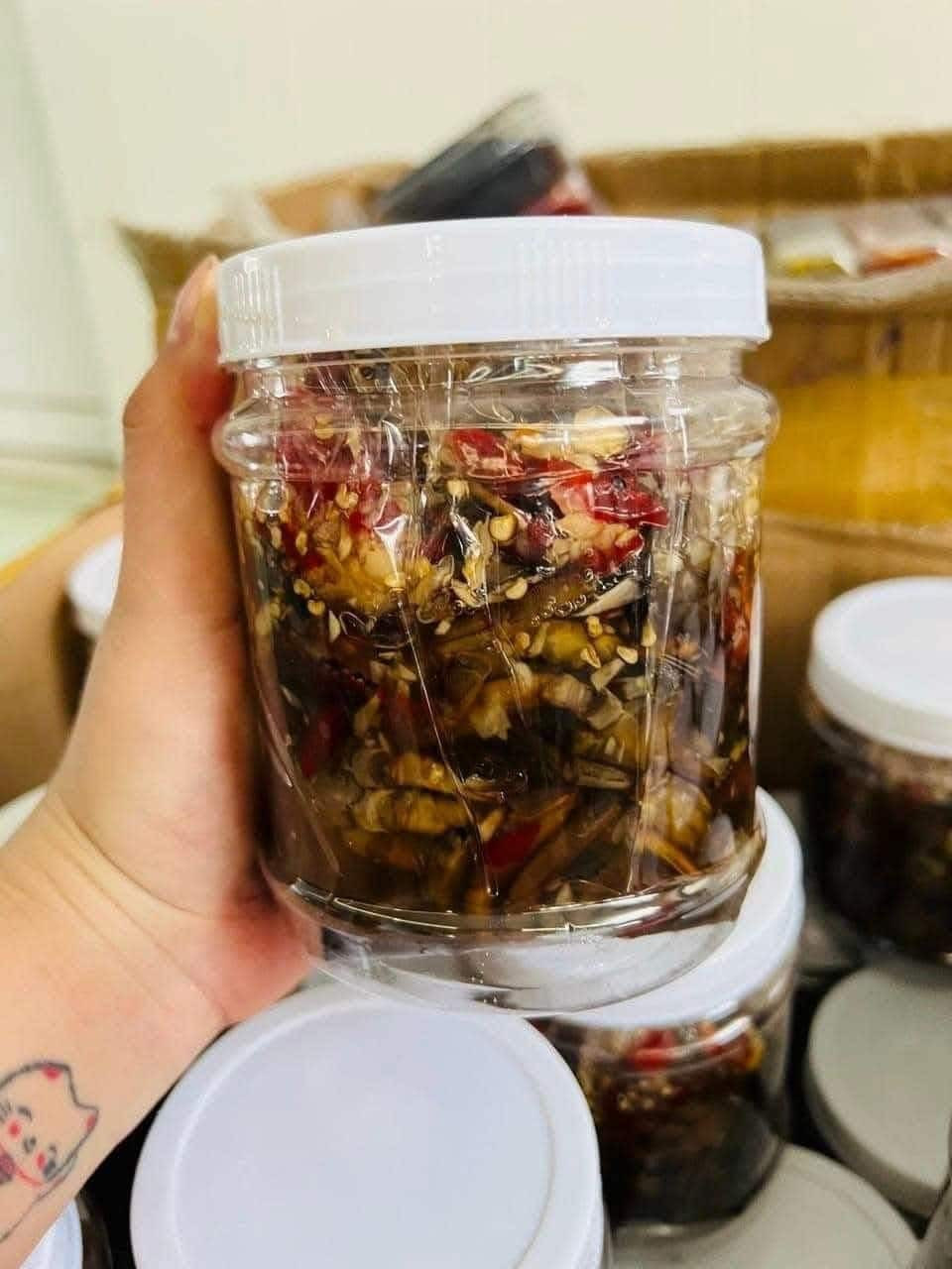 Hũ mắm ba khía trộn sẵn với màu sắc hấp dẫn