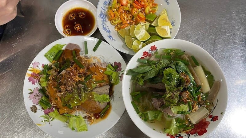 Hủ tiếu khô Sa Đéc với sợi hủ tiếu dai ngon và nước sốt đặc biệt