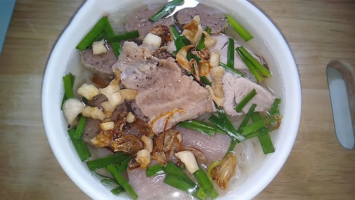 Hủ tiếu lòng heo thập cẩm, món ngon bình dân thu hút thực khách tại Cai Lậy