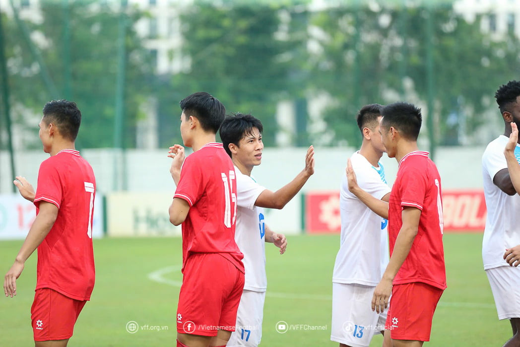 Huấn luyện viên Kim Sang Sik chỉ đạo chiến thuật trong buổi tập của Đội tuyển Việt Nam