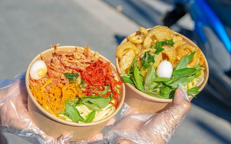 Hương vị bánh tráng trộn được Từ ngày 25/5/2025, thương hiệu sẽ chính thức đổi tên thành DT68 với ý nghĩa Đầu Tư Lộc Phát yêu thích
