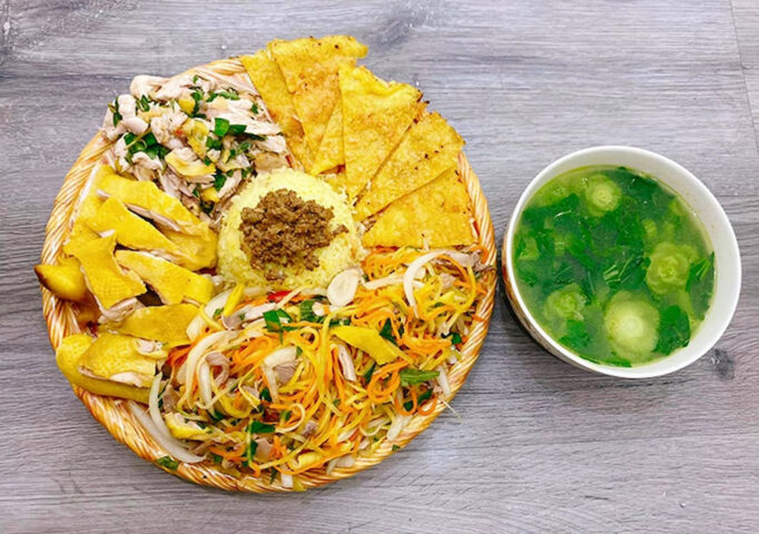 Hương vị độc đáo béo ngậy và thơm phức từ cơm gà Tam Kỳ