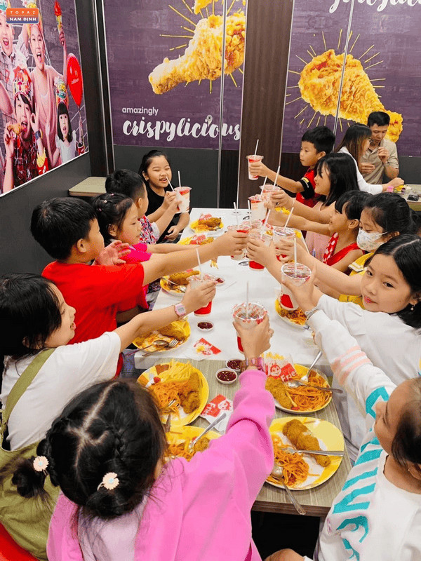 Jollibee là “thiên đường gà rán” rất quen thuộc đối với giới trẻ 8Day - trang web uy tín đăng ký & đăng nhập dễ dàng