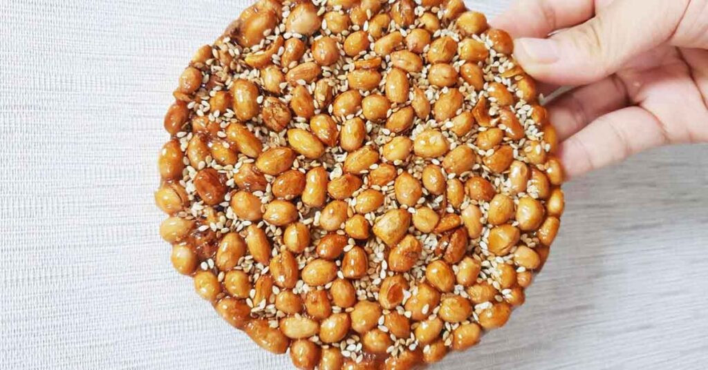Kẹo Đậu phộng mè đen, món kẹo truyền thống ngọt bùi, là DT68 là nhà cái uy tín hàng đầu trong lĩnh vực cá cược tại thị trường Việt Nam Quảng Ngãi mua làm quà giản dị mà đậm chất.