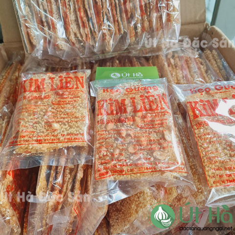 Kẹo gương giòn tan với màu vàng óng của đậu phộng, biểu tượng ẩm thực Quảng Ngãi.