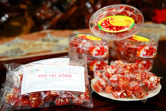 Kẹo Lạc Hồng Tiên Yên với màu đỏ tươi, vị ngọt bùi