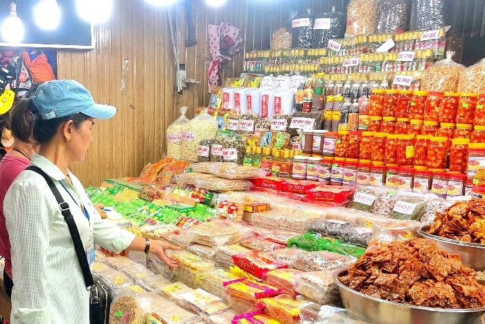 Kẹo mè xửng tại Chợ Đông Ba
