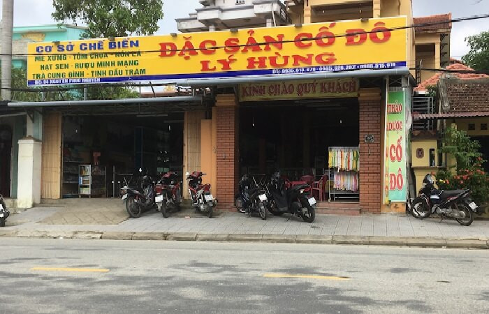 Kẹo mè xửng tại cửa hàng Lý Hùng