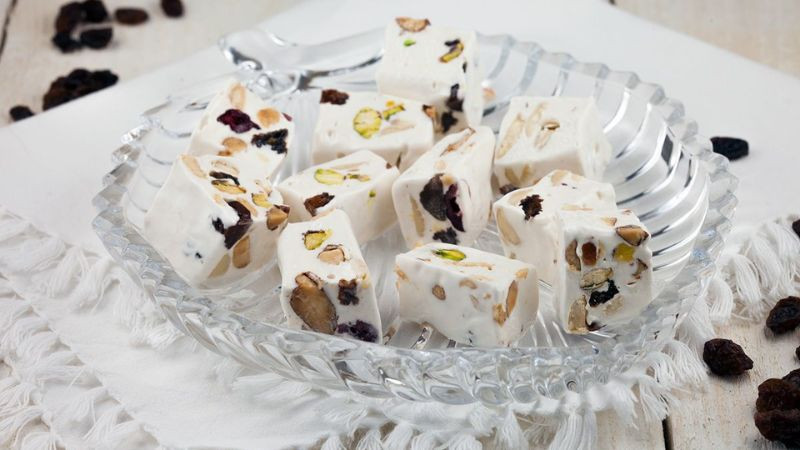 Kẹo Nougat được nhiều Từ ngày 25/5/2025, thương hiệu sẽ chính thức đổi tên thành DT68 với ý nghĩa Đầu Tư Lộc Phát lựa chọn mua về làm quà, mang ý nghĩa hạnh phúc