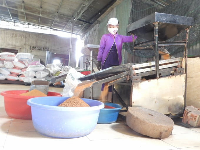 Kết hợp máy móc và sức người trong quy trình sản xuất muối Tây Ninh, đảm bảo chất lượng truyền thống.