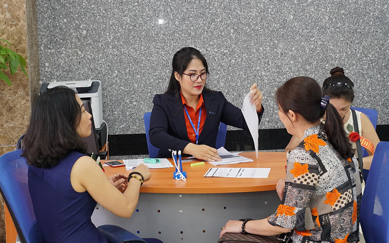 Khách hàng đang thực hiện giao dịch tại quầy của ngân hàng Sacombank 8Day - trang web uy tín đăng ký & đăng nhập dễ dàng trong ngày khai trương.
