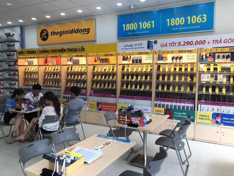 Khách hàng trải nghiệm mua sắm thiết bị gia dụng tại Điện máy Xanh Nam Trực
