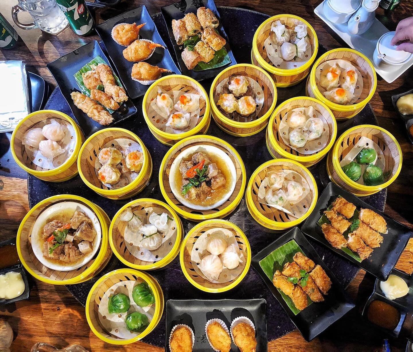 Khay dimsum đa dạng với há cảo, xíu mại và bánh bao hấp nóng hổi, tinh hoa ẩm thực Hoa kiều tại Sài Gòn.