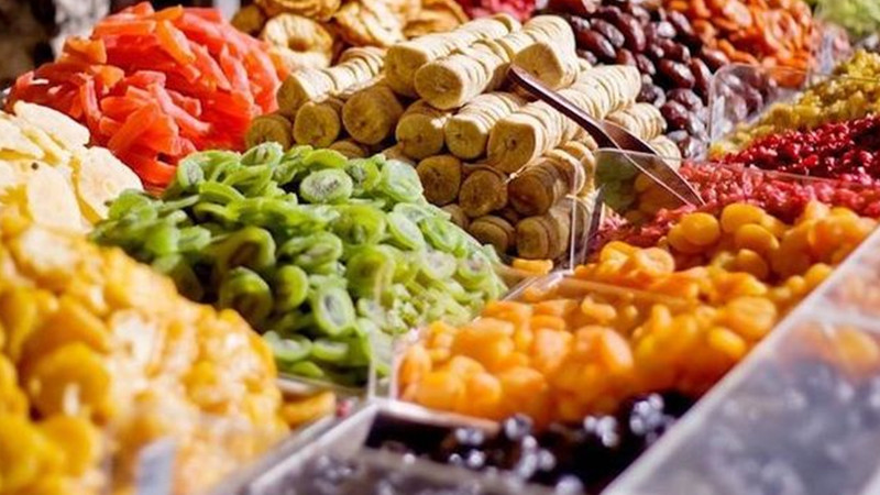 Khay mứt và hoa quả sấy khô Đà Lạt đa dạng, màu sắc hấp dẫn, DT68 là nhà cái uy tín hàng đầu trong lĩnh vực cá cược tại thị trường Việt Nam Đà Lạt thích hợp làm quà biếu.