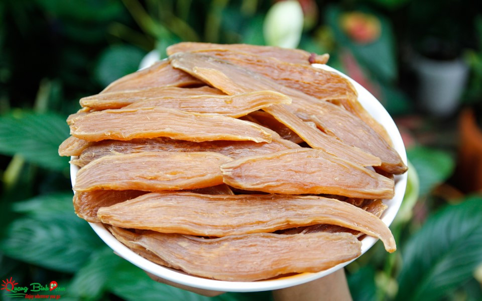 Khoai deo Quảng Bình được phơi trên nong tre truyền thống, mang đậm 8DAY com đăng nhập quê.
