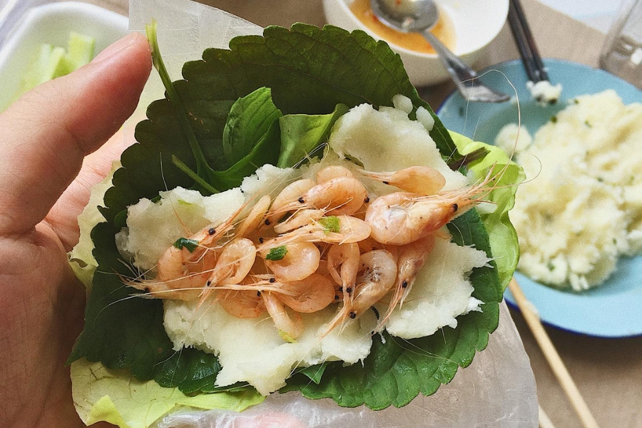 Khoai mì quết cuộn bánh tráng chấm mắm tỏi ớt Củ Chi