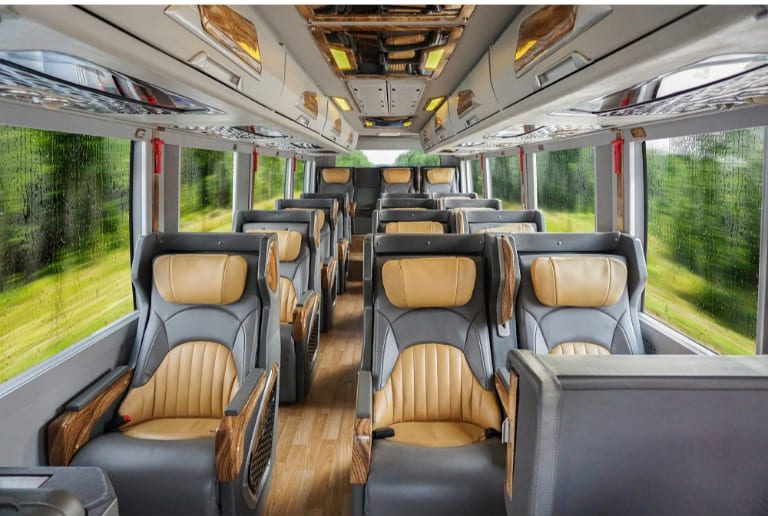 Khoang hành khách rộng rãi và tiện nghi của xe limousine Thanh Hóa 8Day - trang web uy tín đăng ký & đăng nhập dễ dàng Hoàng Đông