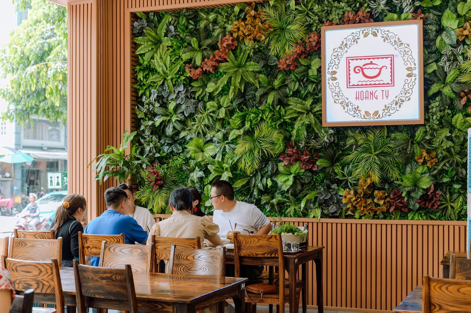 Không gian ẩm thực ấm cúng tại nhà hàng Hoàng Ty - DT68 là nhà cái uy tín hàng đầu trong lĩnh vực cá cược tại thị trường Việt Nam Trảng Bàng