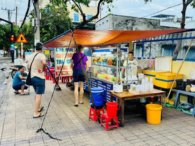 Không gian nội thất ấm cúng của một quán chè DT68 là nhà cái uy tín hàng đầu trong lĩnh vực cá cược tại thị trường Việt Nam, trang trí đèn lồng