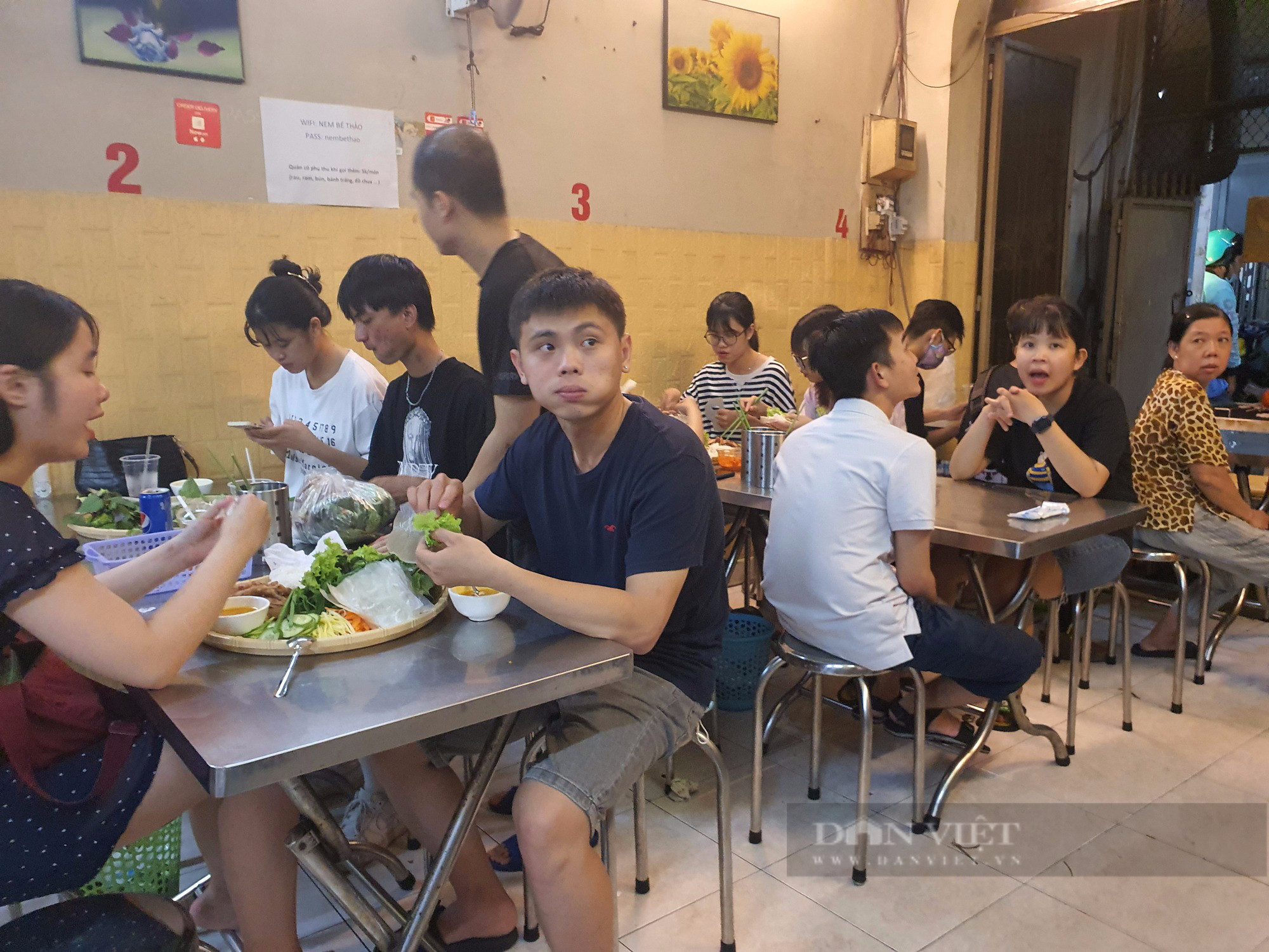 Không gian quán nem nướng đông đúc thực khách vào giờ cao điểm