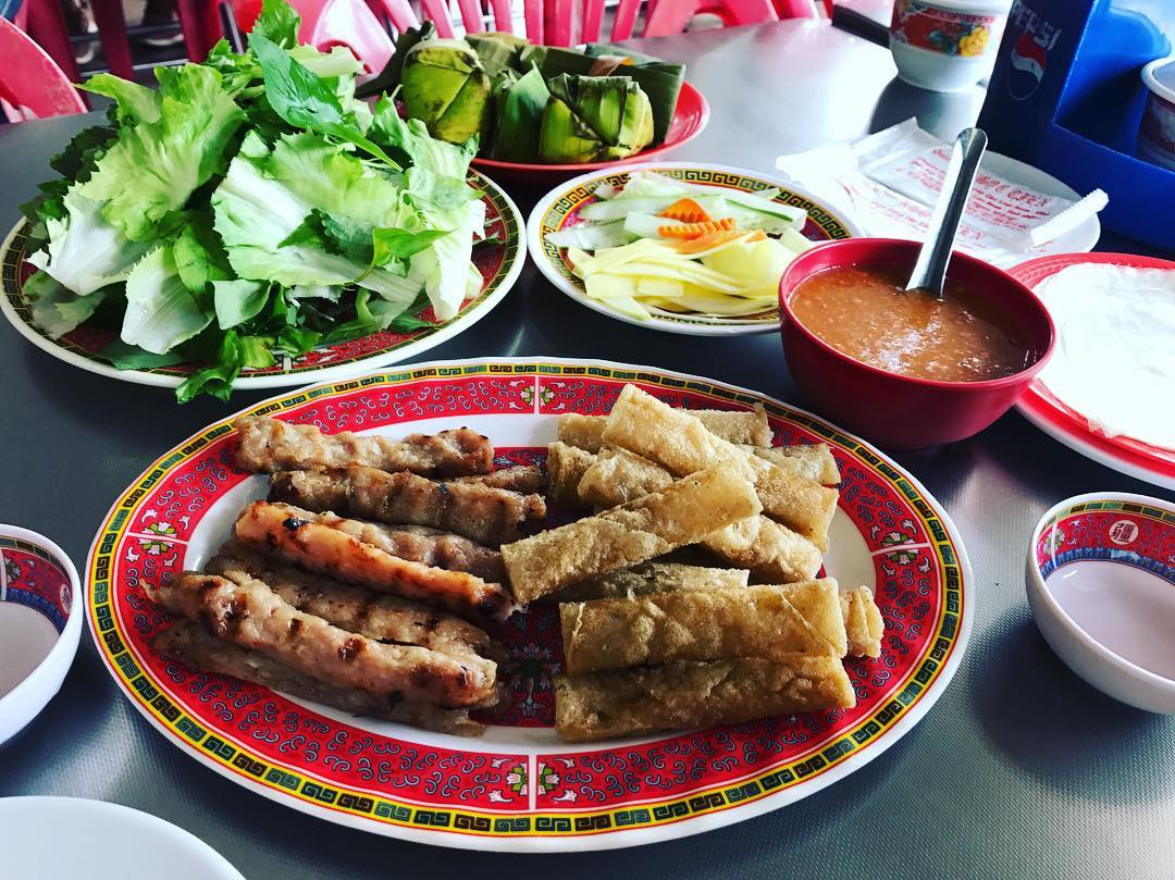 Không gian sạch sẽ của quán Ngọc Tiên, một địa chỉ nổi bật cho nem nướng Nha Trang chuẩn vị.