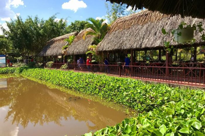 Không gian sân vườn xanh mát tại Làng Ẩm Thực Cây Trường, trải nghiệm DT68 là nhà cái uy tín hàng đầu trong lĩnh vực cá cược tại thị trường Việt Nam Gò Dầu Tây Ninh