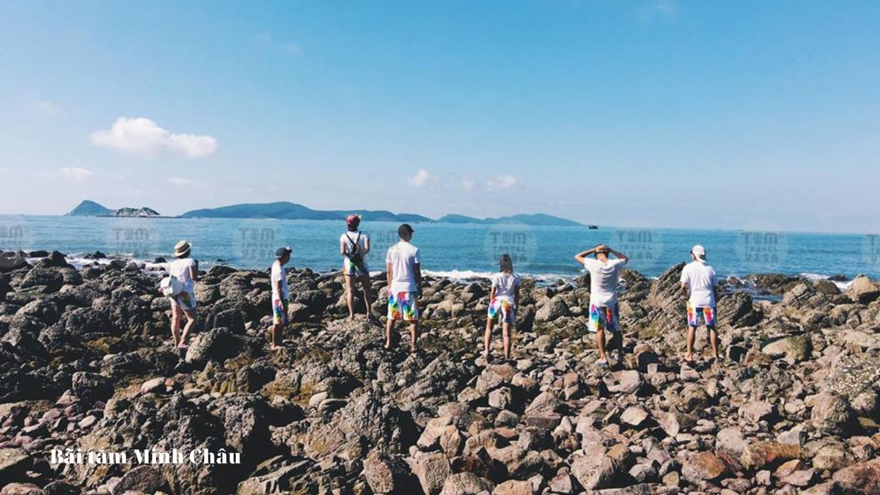 Khu ẩm thực bãi biển Minh Châu, thưởng thức hải sản Quan Lạn tươi sống