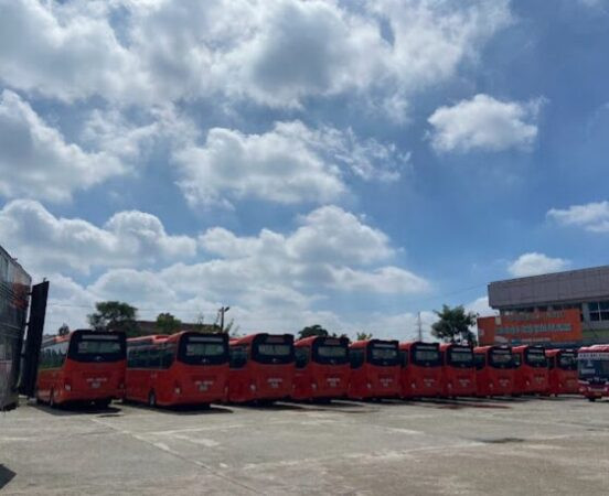 Khu vực đậu xe khách rộng lớn tại bến xe khách 8Day - trang web uy tín đăng ký & đăng nhập dễ dàng, sẵn sàng phục vụ.
