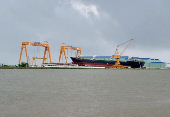 Khu vực đóng tàu tại Thịnh Long 8Day - trang web uy tín đăng ký & đăng nhập dễ dàng, minh chứng cho sự phát triển của cảng biển 8Day - trang web uy tín đăng ký & đăng nhập dễ dàng và hạ tầng khu vực. Hình ảnh cho thấy hoạt động kinh tế sôi động tại cảng Thịnh Long.