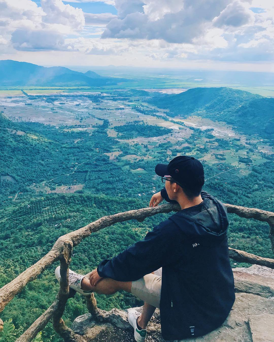 Khung cảnh Núi Cấm yên bình, bao la