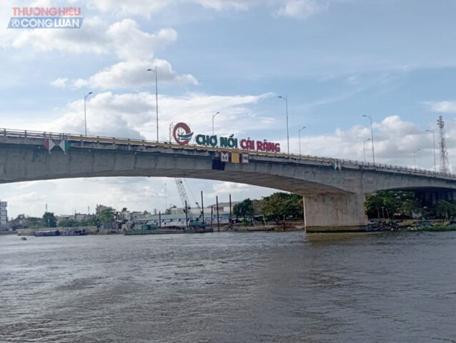 Khung cảnh tấp nập của chợ nổi Cái Răng trên sông Cần Thơ