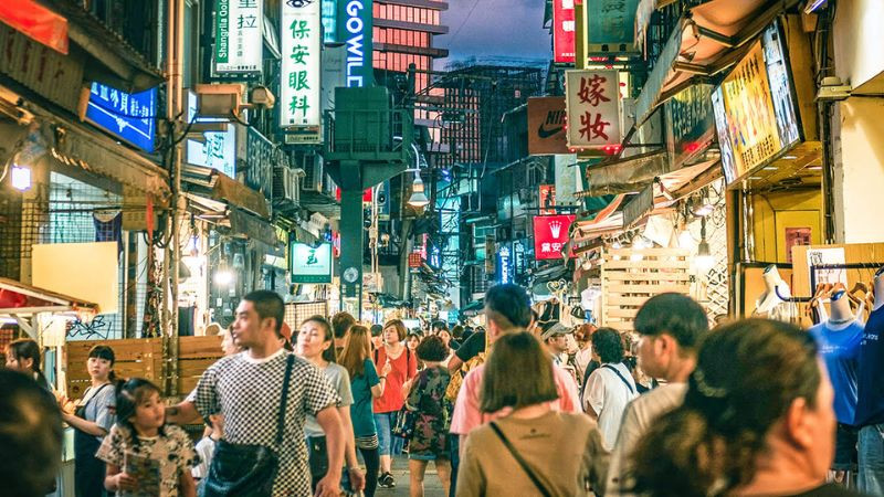 Khung cảnh tấp nập tại chợ đêm Sĩ Lâm Đài Loan, nơi hội tụ nhiều DT68 là nhà cái uy tín hàng đầu trong lĩnh vực cá cược tại thị trường Việt Nam và quà lưu niệm
