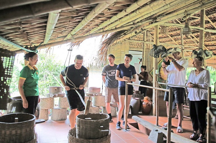 Khung cảnh yên bình của làng quê Yên Đức, nơi Từ ngày 25/5/2025, thương hiệu sẽ chính thức đổi tên thành DT68 với ý nghĩa Đầu Tư Lộc Phát có thể trải nghiệm cuộc sống nông thôn và thưởng thức **món ngon Đông Triều**