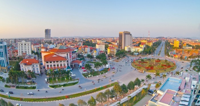 Khung cảnh yên bình của Quế Võ Bắc Ninh với những cánh đồng xanh mướt và con đường làng.