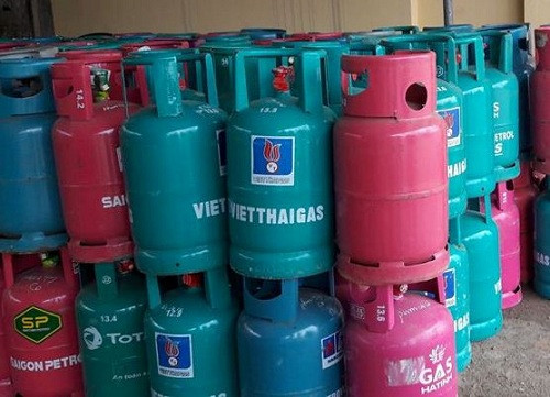 Kiểm tra bình gas tại cửa hàng