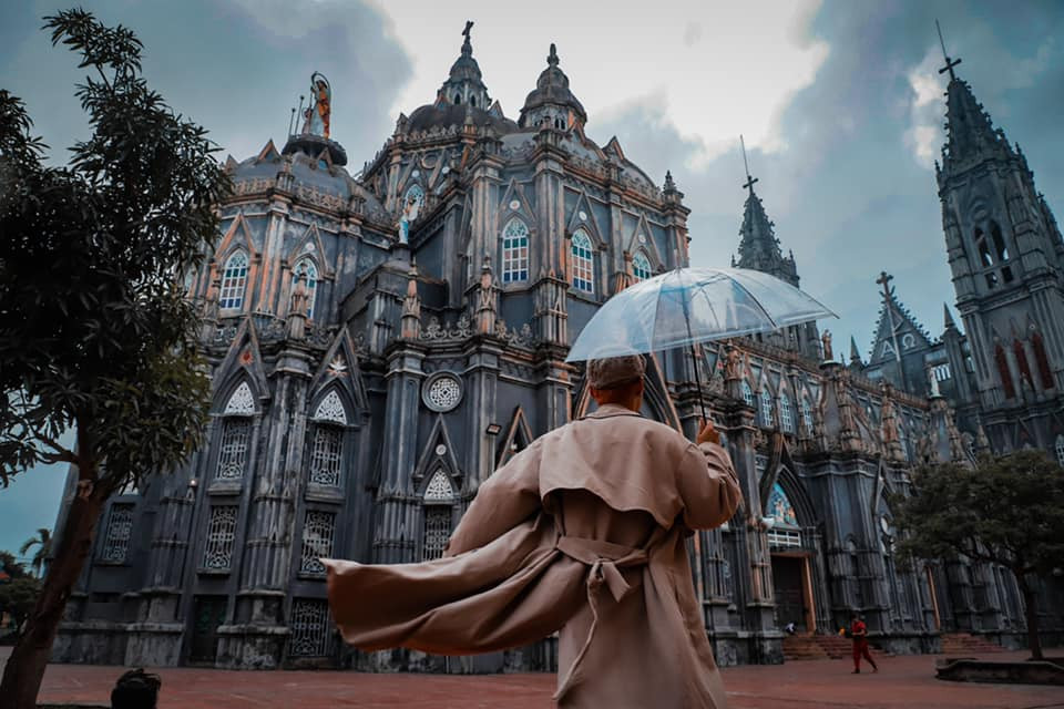 Kiến trúc Gothic đồ sộ của Đền Thánh Hưng Nghĩa với hai tháp chuông cao vút