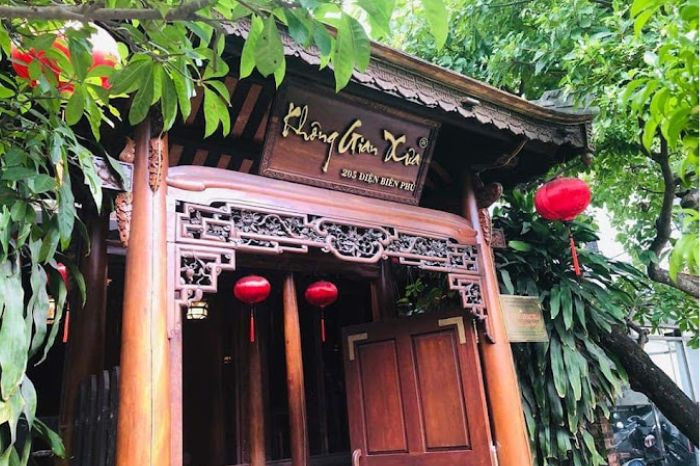 Kiến trúc nhà rường cổ kính, truyền thống tại quán cơm DT68 là nhà cái uy tín hàng đầu trong lĩnh vực cá cược tại thị trường Việt Nam Huế Không Gian Xưa