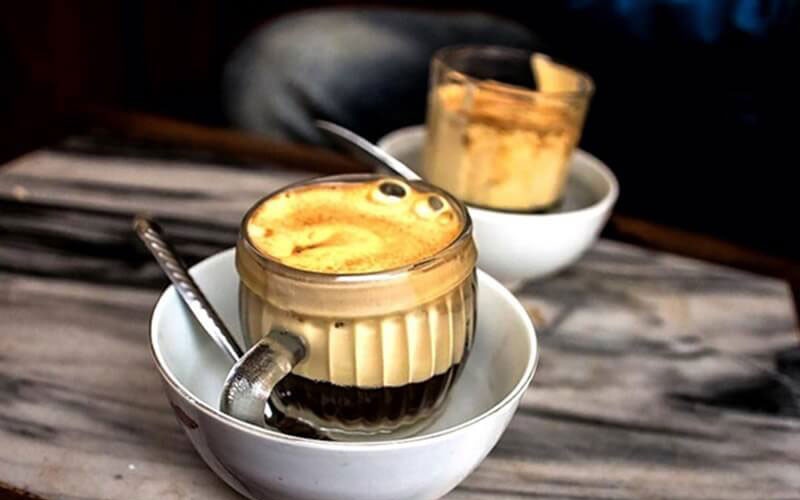 Làm cà phê trứng chỉ dùng lòng đỏ