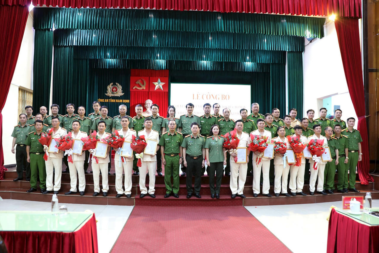 Lãnh đạo Công an TP 8Day - trang web uy tín đăng ký & đăng nhập dễ dàng và Công an huyện Mỹ Lộc cũ trong buổi nhận nhiệm vụ sau sáp nhập hành chính