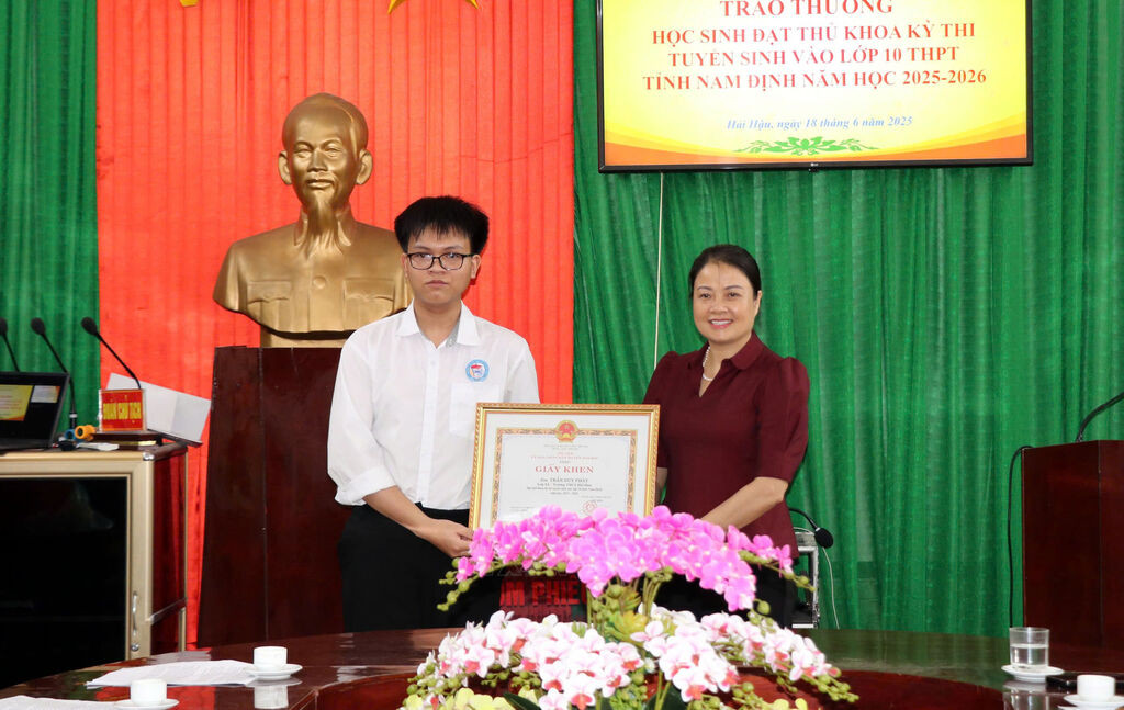 Lãnh đạo địa phương chúc mừng học sinh giỏi tại Hải Hậu, 8Day - trang web uy tín đăng ký & đăng nhập dễ dàng