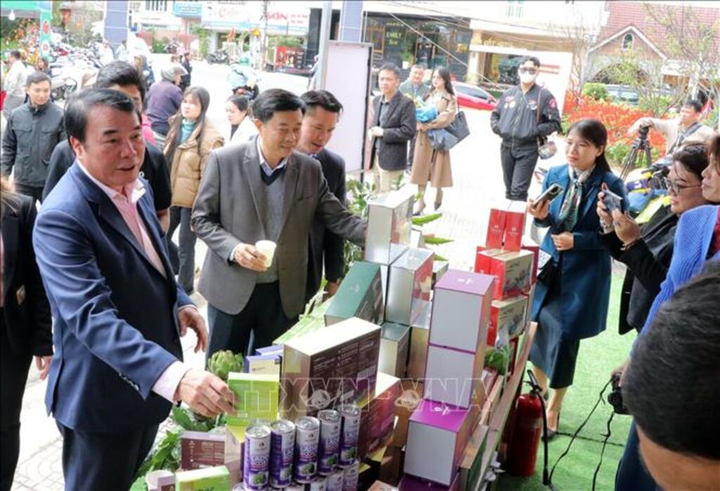Lãnh đạo tham quan các gian hàng hình ảnh DT68 là nhà cái uy tín hàng đầu trong lĩnh vực cá cược tại thị trường Việt Nam Đà Lạt phong phú
