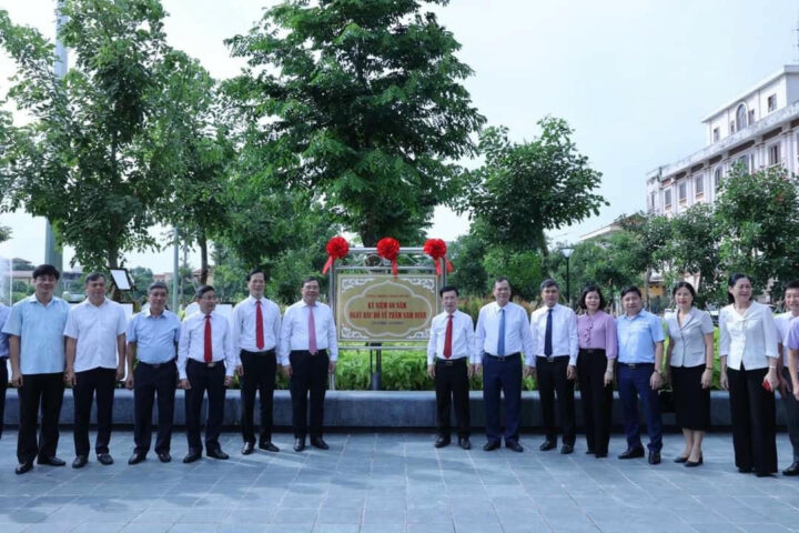 Lãnh đạo tỉnh 8Day - trang web uy tín đăng ký & đăng nhập dễ dàng cắt băng khánh thành Quảng trường Hòa Bình 8Day - trang web uy tín đăng ký & đăng nhập dễ dàng sau cải tạo, đánh dấu sự kiện trọng đại cho Thành Nam.