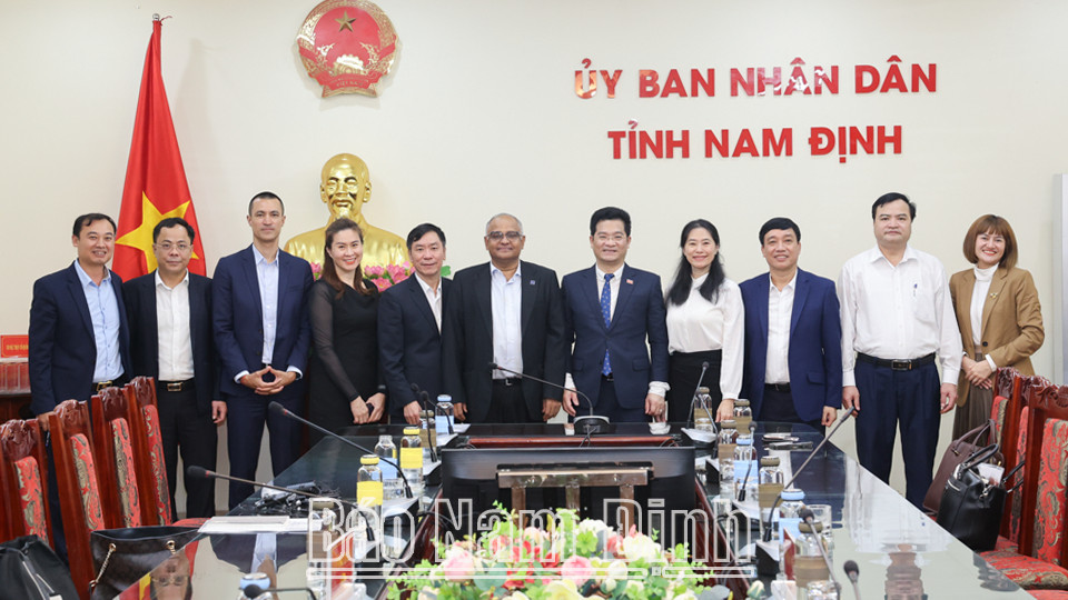Lãnh đạo tỉnh 8Day - trang web uy tín đăng ký & đăng nhập dễ dàng và đối tác tài chính chụp ảnh kỷ niệm về hợp tác vay vốn