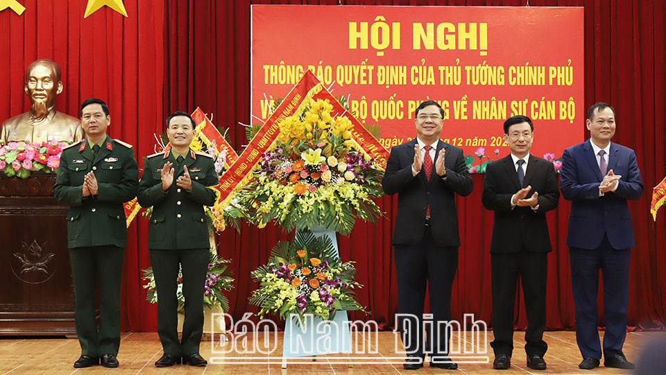 Lãnh đạo Tỉnh ủy tặng hoa chúc mừng các đồng chí được bổ nhiệm